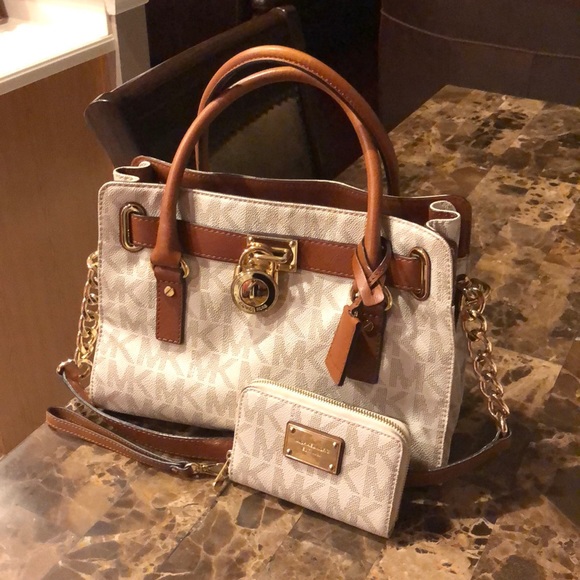 Traditional Styled Michael Kors purse and wallet - Picture 2 of 2